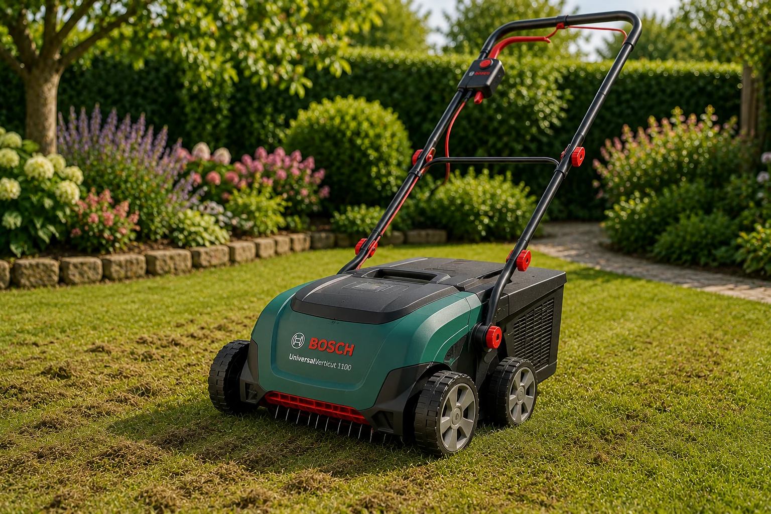 Scarificateur électrique utilisé sur une pelouse de jardin — à titre illustratif, les modèles présentés sur cette page varient